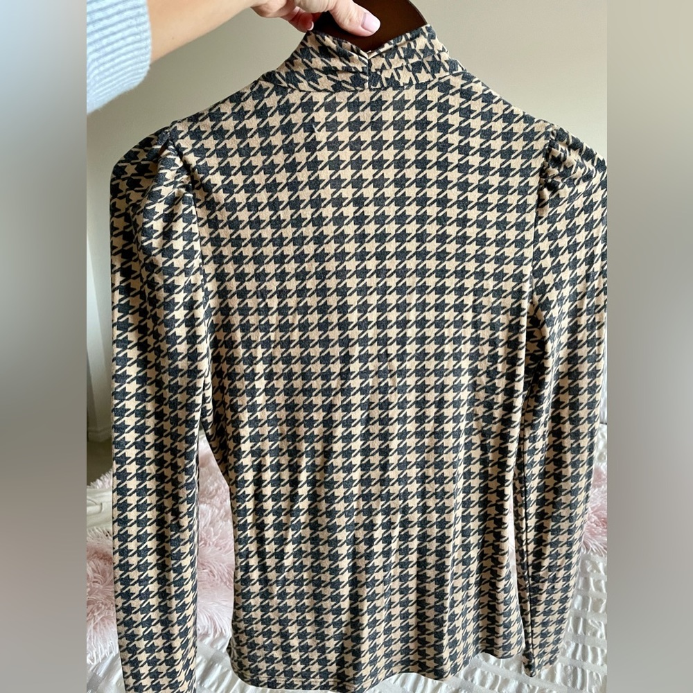 Cross front, draped effect, extremely flattering NWT Pristine condition. - Picture 4 of 5